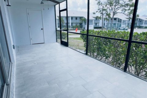 Condo in Englewood, Florida, 2 bedrooms  № 2213276 - photo 21