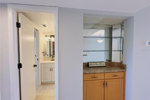 Condo in Englewood, Florida, 2 bedrooms  № 2213276 - photo 15