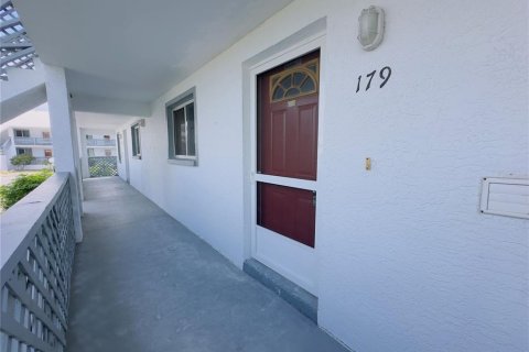 Condo in Englewood, Florida, 2 bedrooms  № 2213276 - photo 26