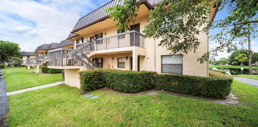 Condominio en Pembroke Pines, Florida, 2 dormitorios № 1930368