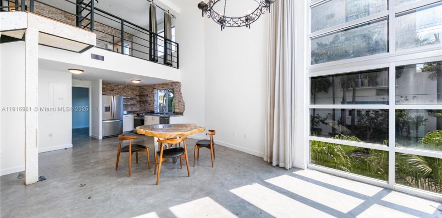 Condominio en Miami Beach, Florida, 2 dormitorios  № 1973341