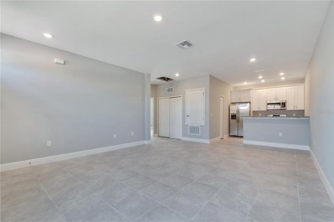 Condo in Poinciana, Florida, 2 bedrooms № 2378308 - photo 3