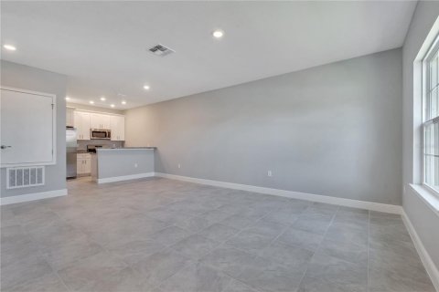 Condo in Poinciana, Florida, 2 bedrooms № 2378308 - photo 2