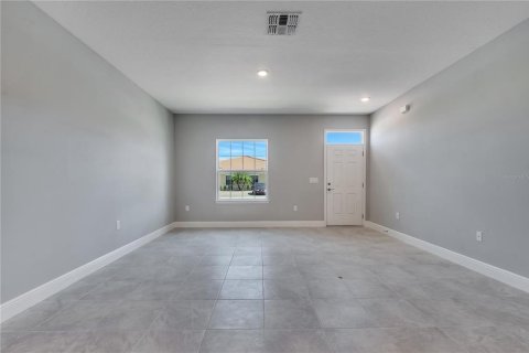 Condo in Poinciana, Florida, 2 bedrooms № 2378308 - photo 4