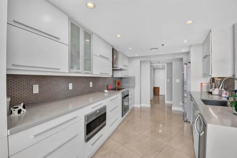 Condo in Highland Beach, Florida, 2 bedrooms  № 2430267 - photo 12