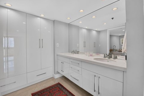 Condo in Highland Beach, Florida, 2 bedrooms  № 2430267 - photo 17