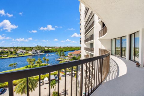 Condo in Highland Beach, Florida, 2 bedrooms  № 2430267 - photo 30