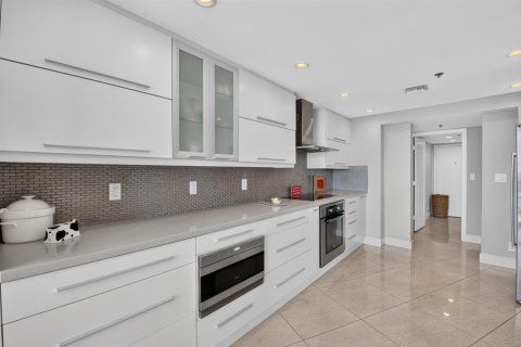 Condo in Highland Beach, Florida, 2 bedrooms  № 2430267 - photo 13