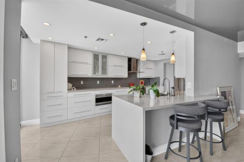 Condo in Highland Beach, Florida, 2 bedrooms  № 2430267 - photo 8