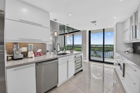 Condo in Highland Beach, Florida, 2 bedrooms  № 2430267 - photo 9