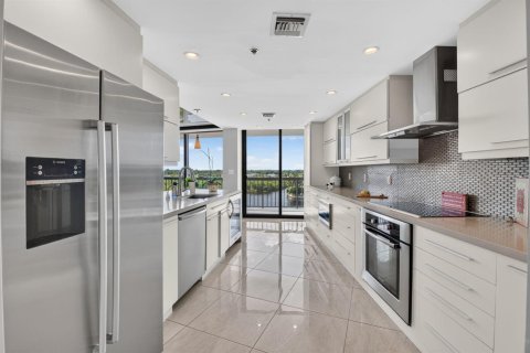 Condo in Highland Beach, Florida, 2 bedrooms  № 2430267 - photo 11