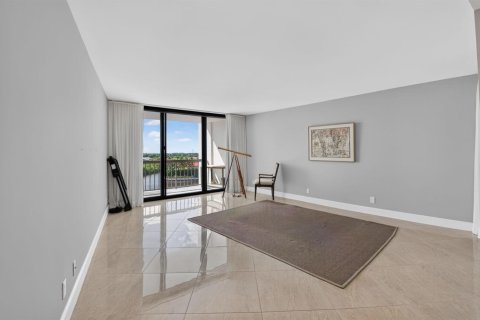 Condo in Highland Beach, Florida, 2 bedrooms  № 2430267 - photo 14