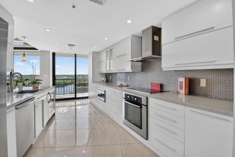 Condo in Highland Beach, Florida, 2 bedrooms  № 2430267 - photo 10