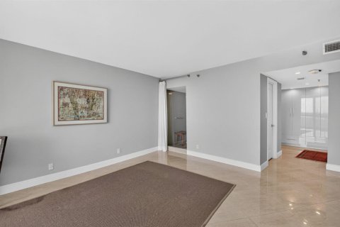 Condo in Highland Beach, Florida, 2 bedrooms  № 2430267 - photo 16