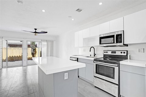 Снять в аренду таунхаус в Майами, Флорида 3 спальни, 134.34м2, № 2041168 - фото 6