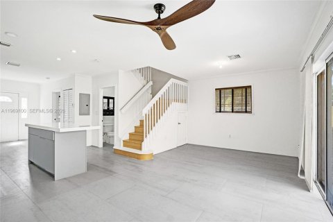 Снять в аренду таунхаус в Майами, Флорида 3 спальни, 134.34м2, № 2041168 - фото 12