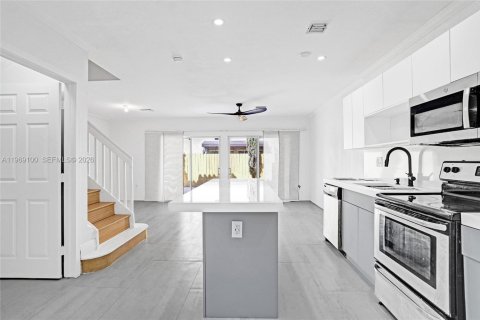 Снять в аренду таунхаус в Майами, Флорида 3 спальни, 134.34м2, № 2041168 - фото 5