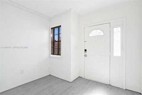 Снять в аренду таунхаус в Майами, Флорида 3 спальни, 134.34м2, № 2041168 - фото 2