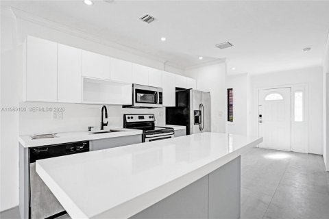 Снять в аренду таунхаус в Майами, Флорида 3 спальни, 134.34м2, № 2041168 - фото 3