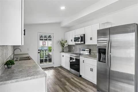 Villa ou maison à vendre à Tampa, Floride: 3 chambres, 100.89 m2 № 2141090 - photo 11