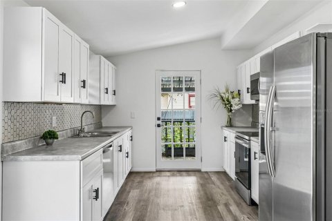 Villa ou maison à vendre à Tampa, Floride: 3 chambres, 100.89 m2 № 2141090 - photo 9