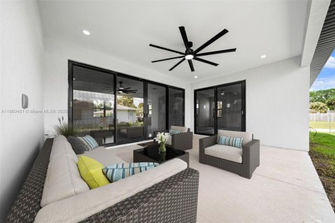 House in Palm Bay, Florida 4 bedrooms, 253.99 sq.m. № 1887753 - photo 6