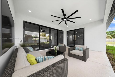 House in Palm Bay, Florida 4 bedrooms, 253.99 sq.m. № 1887753 - photo 7