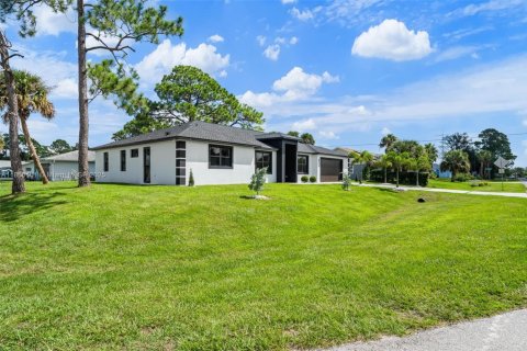 House in Palm Bay, Florida 4 bedrooms, 253.99 sq.m. № 1887753 - photo 12