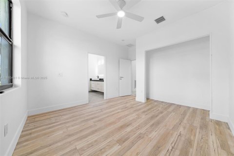 House in Palm Bay, Florida 4 bedrooms, 253.99 sq.m. № 1887753 - photo 29