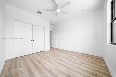 House in Palm Bay, Florida 4 bedrooms, 253.99 sq.m. № 1887753 - photo 9