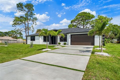 House in Palm Bay, Florida 4 bedrooms, 253.99 sq.m. № 1887753 - photo 1