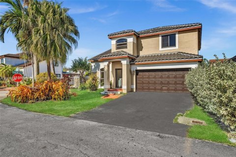 Villa ou maison à vendre à Hialeah, Floride: 4 chambres, 190.45 m2 № 1972052 - photo 2