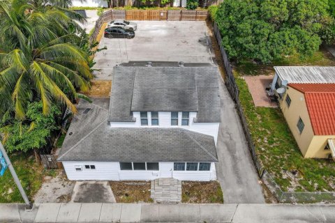 Commercial property in Dania Beach, Florida № 2146479 - photo 2