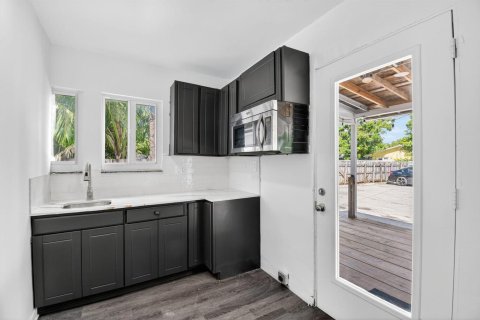 Commercial property in Dania Beach, Florida № 2146479 - photo 14