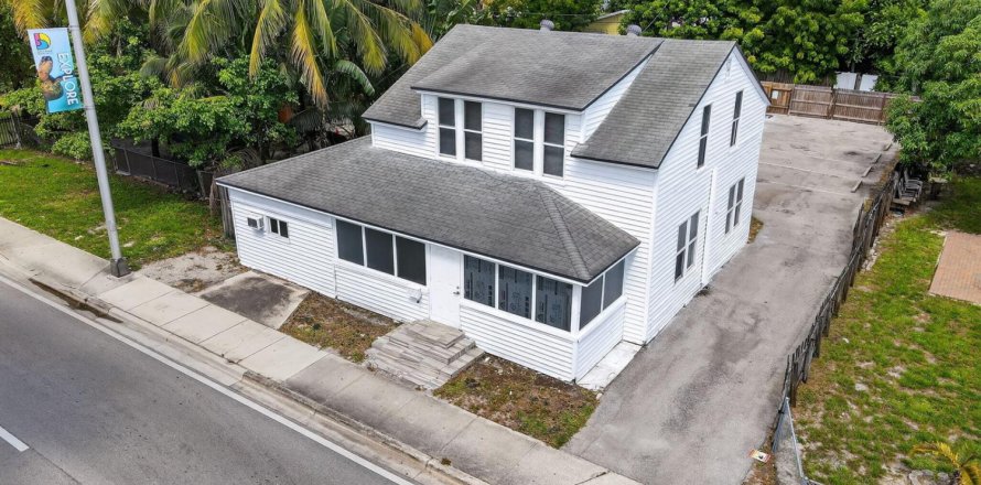 Commercial property in Dania Beach, Florida № 2146479