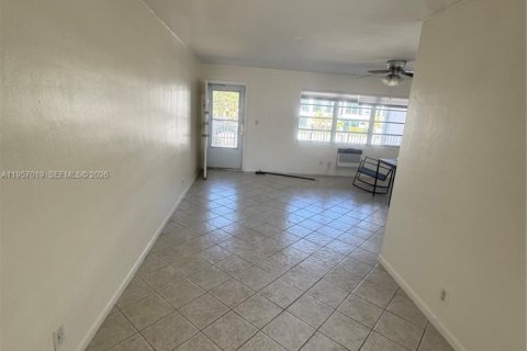 Condominio en venta en North Miami Beach, Florida, 1 dormitorio, 63.55 m2 № 2011191 - foto 16