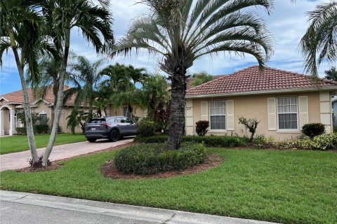 Villa ou maison à vendre à Port St. Lucie, Floride: 4 chambres, 221.29 m2 № 1922731 - photo 4