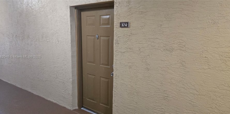 Condominio en Pembroke Pines, Florida, 2 dormitorios  № 1924955