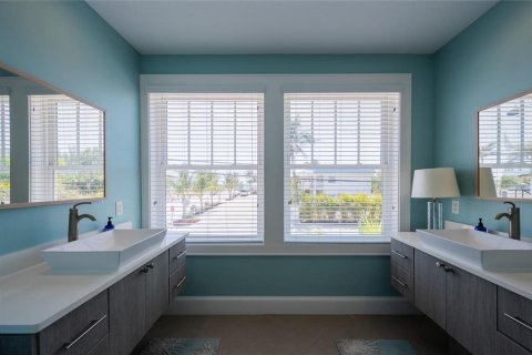 House in Bradenton Beach, Florida 6 bedrooms, 288.28 sq.m. № 1747524 - photo 30