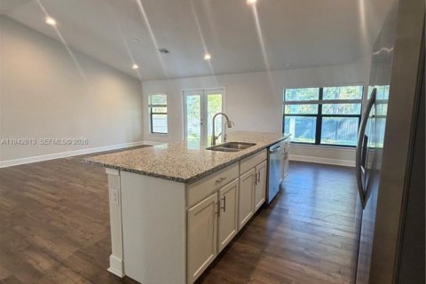 Villa ou maison à louer à Lehigh Acres, Floride: 4 chambres, 196.3 m2 № 2000083 - photo 11