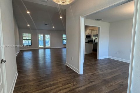 Villa ou maison à louer à Lehigh Acres, Floride: 4 chambres, 196.3 m2 № 2000083 - photo 6