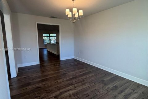 Villa ou maison à louer à Lehigh Acres, Floride: 4 chambres, 196.3 m2 № 2000083 - photo 8