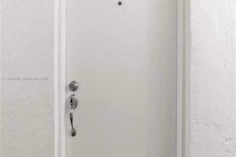 Condo in Miami Beach, Florida, 1 bedroom  № 2052310 - photo 8