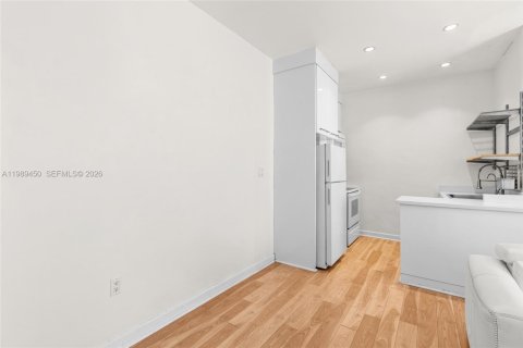 Condo in Miami Beach, Florida, 1 bedroom  № 2052310 - photo 14