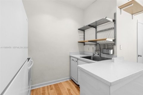 Condo in Miami Beach, Florida, 1 bedroom  № 2052310 - photo 18