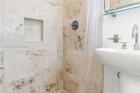 Condo in Miami Beach, Florida, 1 bedroom  № 2052310 - photo 23