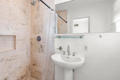 Condo in Miami Beach, Florida, 1 bedroom  № 2052310 - photo 25
