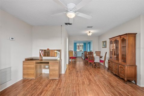 Condo in Pinellas Park, Florida, 2 bedrooms № 2099871 - photo 7