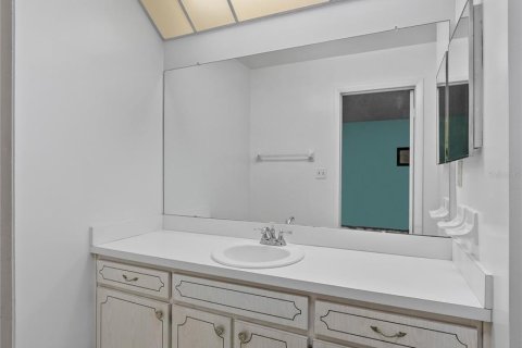 Condo in Pinellas Park, Florida, 2 bedrooms № 2099871 - photo 20