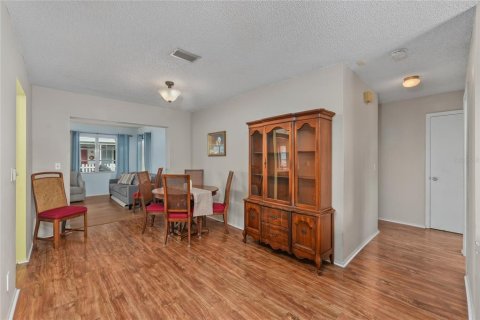 Condo in Pinellas Park, Florida, 2 bedrooms № 2099871 - photo 8